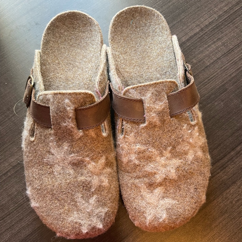 Earth Origins Womens slip on shoes size 7